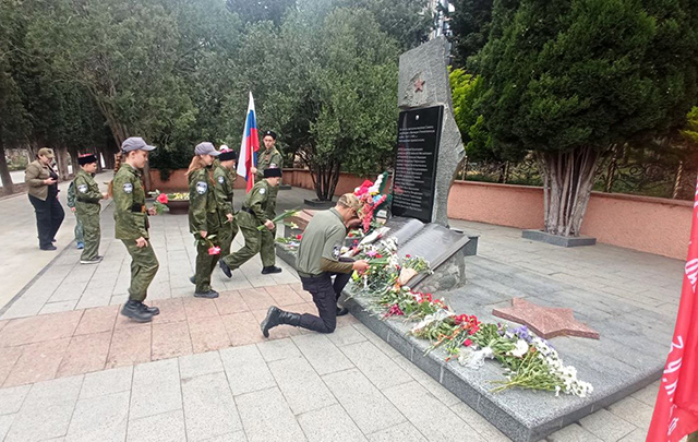 Казаки-черноморцы и кадеты Симеиза почтили память героев Великой Отечественной войны