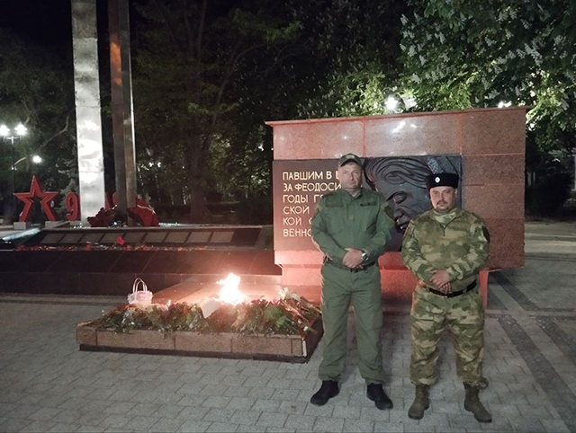В Феодосии на День Победы казаки-черноморцы взяли под охрану мемориал «Вечный огонь» и Братскую могилу павших воинов