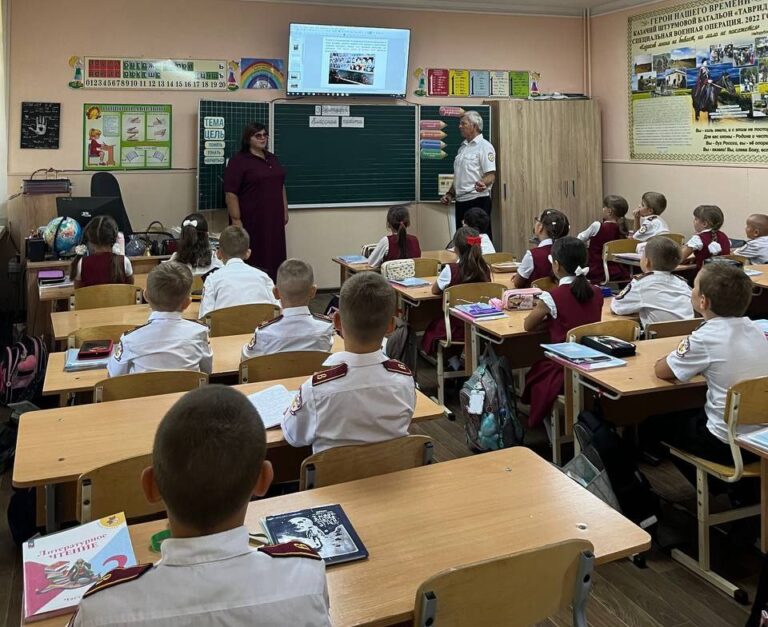 В казачьем классе Симферополя прошел классный час, посвященный Дню солидарности в борьбе с терроризмом