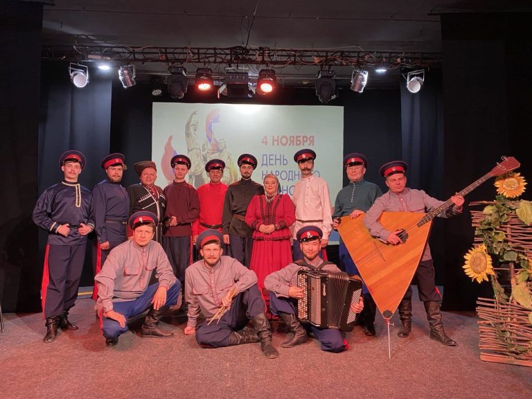 «Казаки во славу единства!». В Волгограде прошел концерт с участием семейного дуэта «Беседа» Черноморского казачьего войска