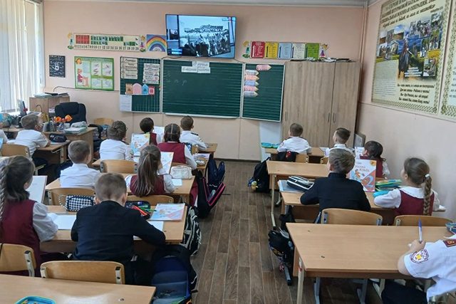 В казачьем классе школы имени Г.К. Жукова прошел классный час, посвященный Дню памяти жертв геноцида советского народа