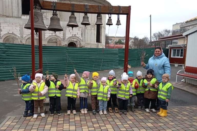 Казачата-дошколята вербу святили