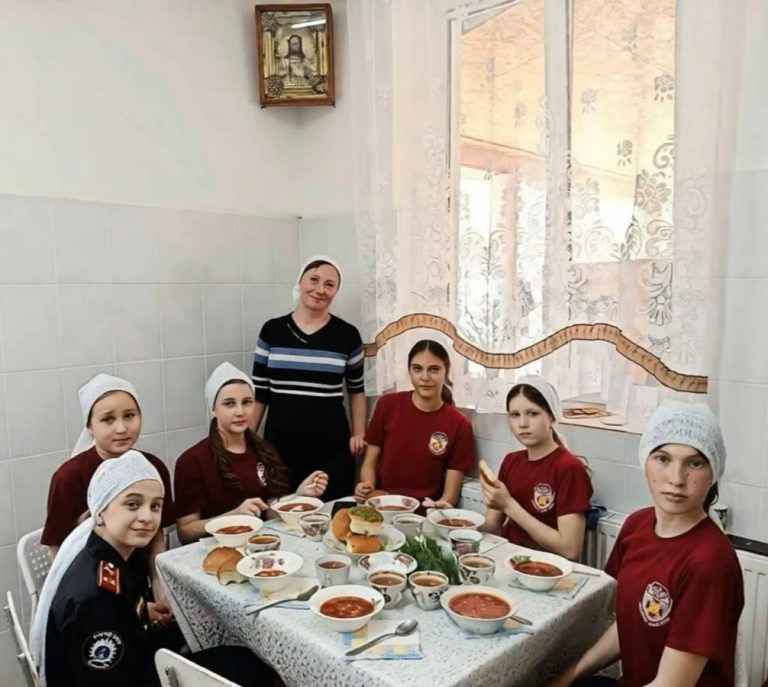 Мастер-класс по приготовлению блюд казачьей кухни провели учащиеся казачьего класса Красногвардейской школы имени Л.М. Павличенко