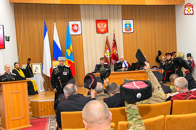 Первый заместитель Атамана Крымского казачьего округа Николай Поляков поздравляет с юбилеем Атамана округа  Александра Подгорняка