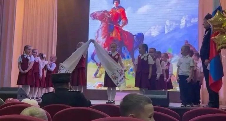 Торжественное посвящение в казачата учащихся Зеленогорской школы